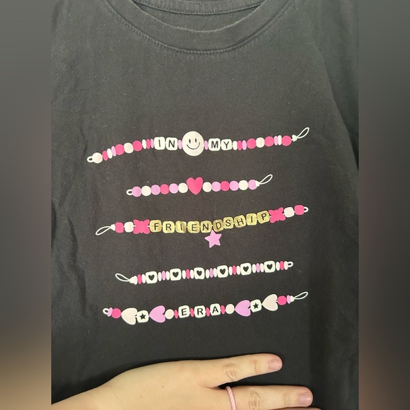GAP TAYLOR SWIFT Friendship Bracelet “Eras” Black Tshirt Size 6-7 - Picture 2 of 4